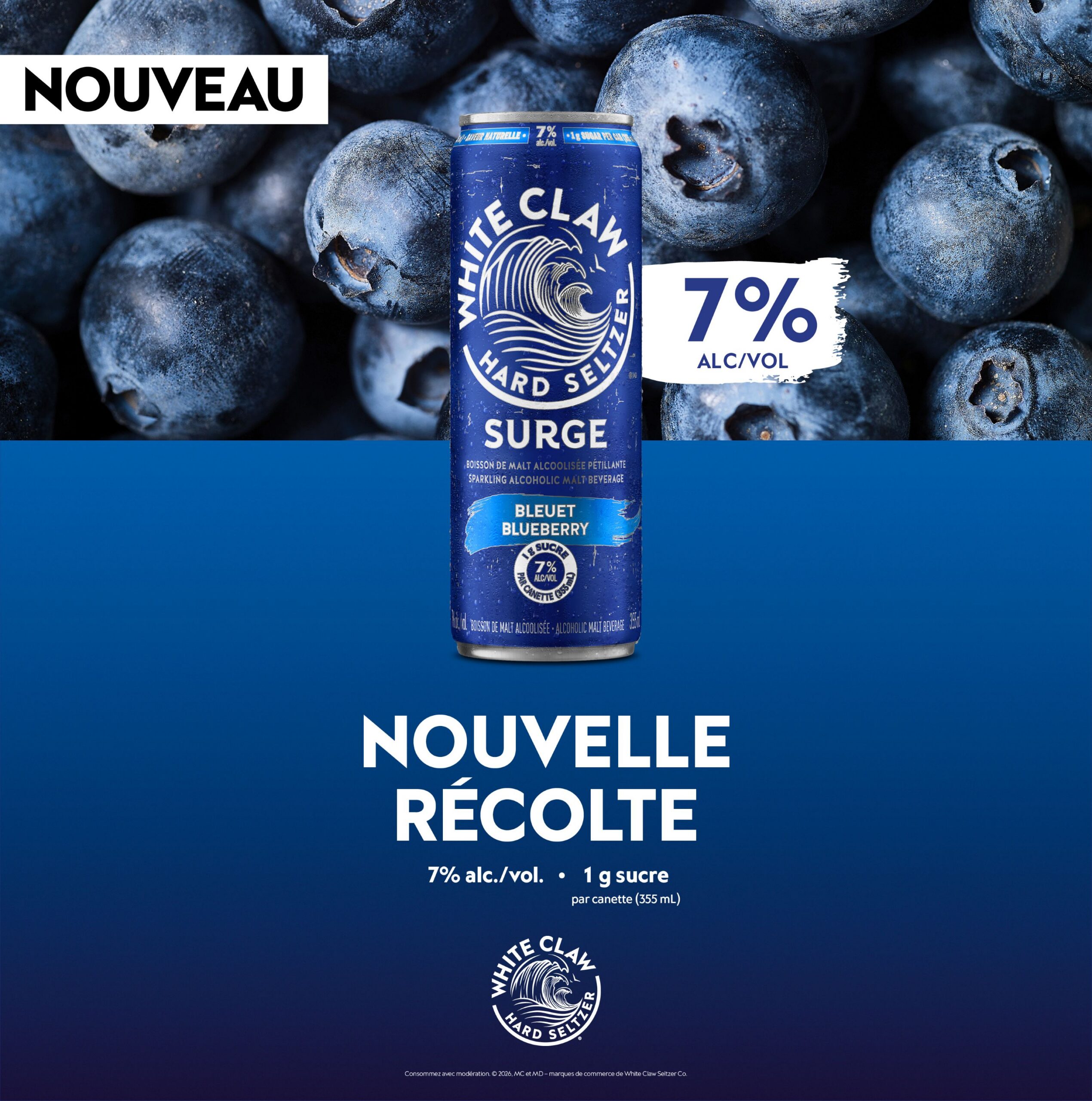 Nouveau White Claw Surge Bleuet 7 % hard seltzer en canette présenté avec des bleuets