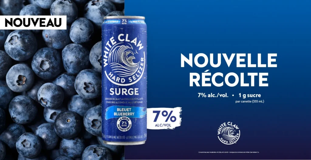 Nouveau White Claw Surge Bleuet 7 % hard seltzer en canette présenté avec des bleuets